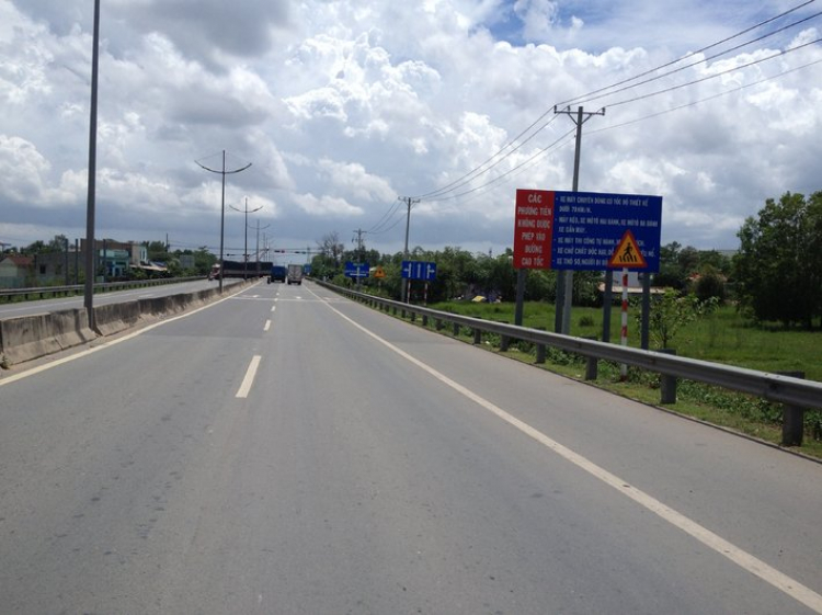 Muốn rẽ phải, phải đi làn nào? ĐÂU CÁI ĐIỀN