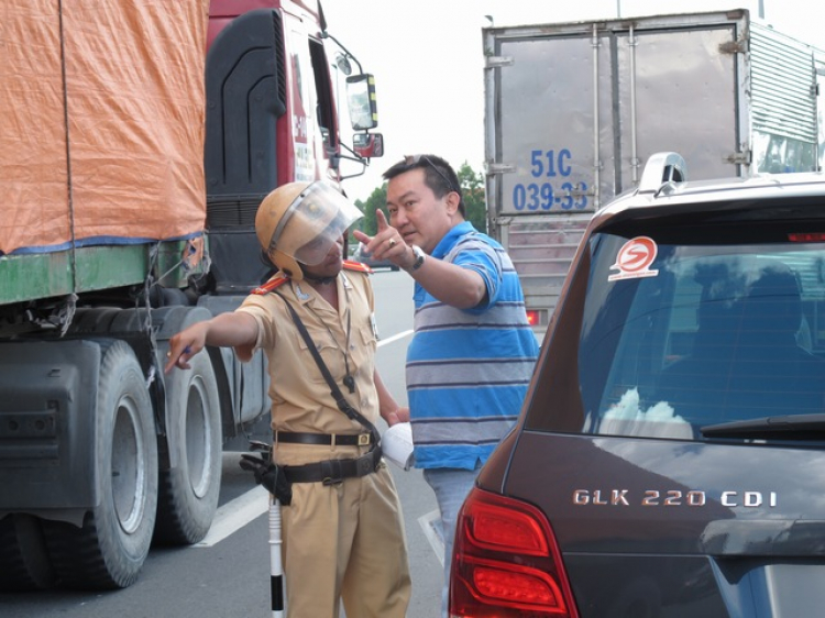 PS ảnh: cần hay không cần bật xi nhan khi phương tiện đang lưu thông trên đường cong? (up) PS ảnh: cần hay không cần bật xi nhan khi phương tiện đang lưu thông trên đường cong? (up)