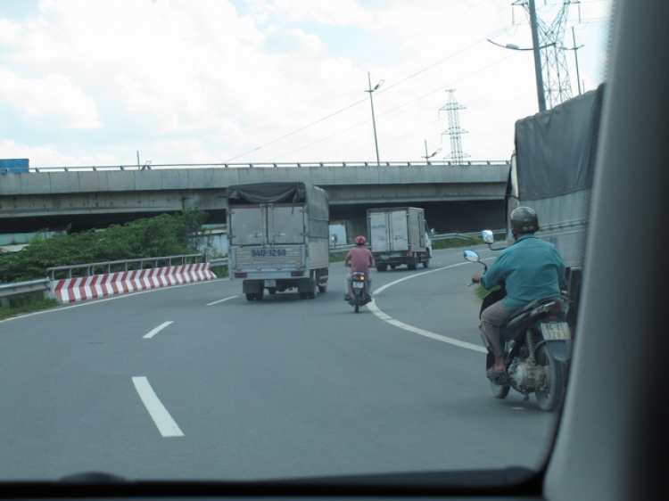 PS ảnh: cần hay không cần bật xi nhan khi phương tiện đang lưu thông trên đường cong? (up)