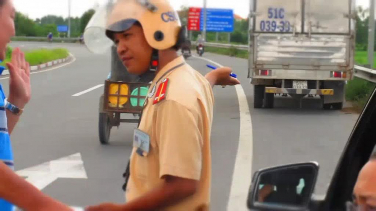 PS ảnh: cần hay không cần bật xi nhan khi phương tiện đang lưu thông trên đường cong? (up) PS ảnh: cần hay không cần bật xi nhan khi phương tiện đang lưu thông trên đường cong? (up)