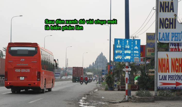 Chạy làn chàn trước mặt,phải cho anh qua.