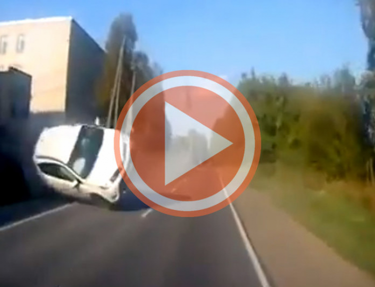 Video: gặp vạ "trên trời rớt xuống" vì lái xe ẩu !