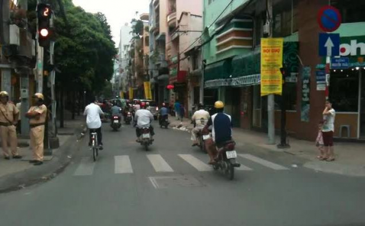 Vô số nghịch lý trong giao thông VN