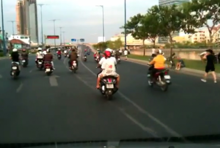 Quay đầu ở VVK (gầm cầu Ông Lãnh) để lên cầu Calmet