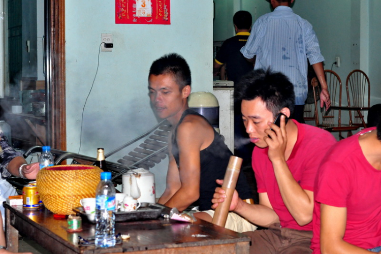 Lâu lâu về xóm quấy rầy tí xíu... Lâu lâu về xóm quấy rầy tí xíu...