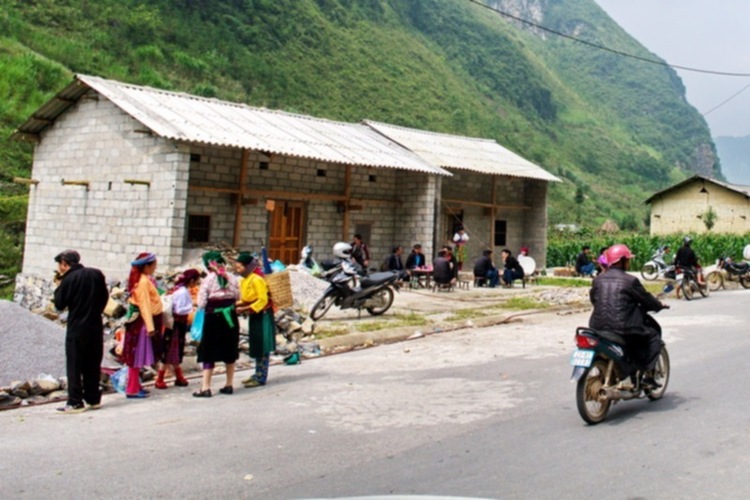 Lâu lâu về xóm quấy rầy tí xíu... Lâu lâu về xóm quấy rầy tí xíu...