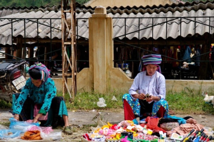 Lâu lâu về xóm quấy rầy tí xíu...