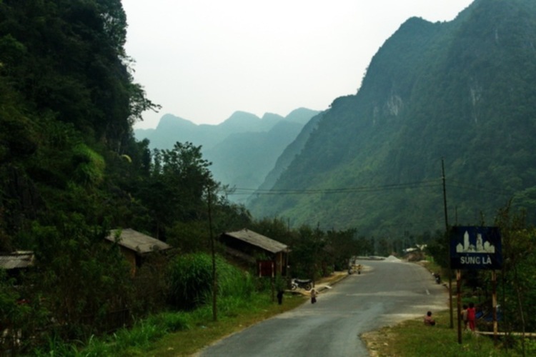 Lâu lâu về xóm quấy rầy tí xíu...