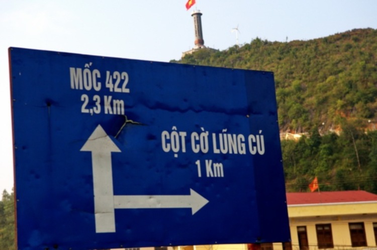 Lâu lâu về xóm quấy rầy tí xíu... Lâu lâu về xóm quấy rầy tí xíu...