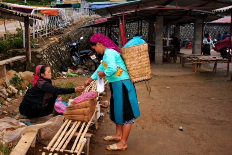 Lâu lâu về xóm quấy rầy tí xíu...