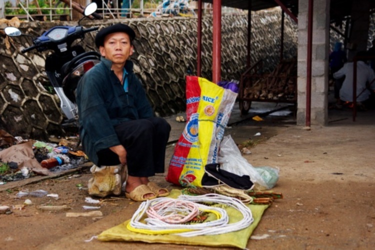 Lâu lâu về xóm quấy rầy tí xíu... Lâu lâu về xóm quấy rầy tí xíu...