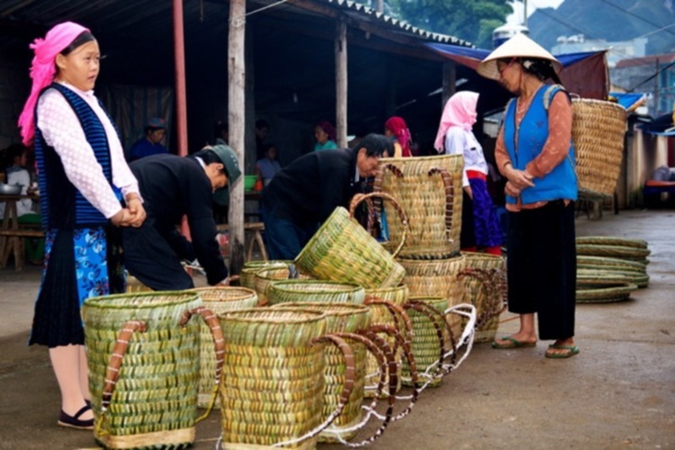 Lâu lâu về xóm quấy rầy tí xíu...