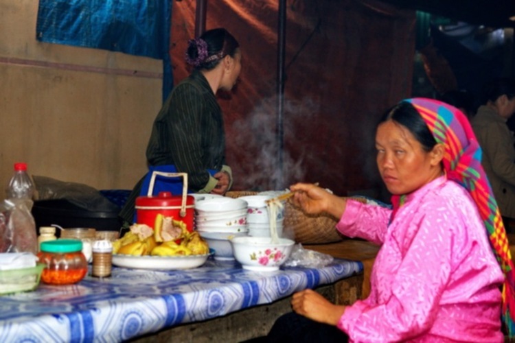 Lâu lâu về xóm quấy rầy tí xíu... Lâu lâu về xóm quấy rầy tí xíu...