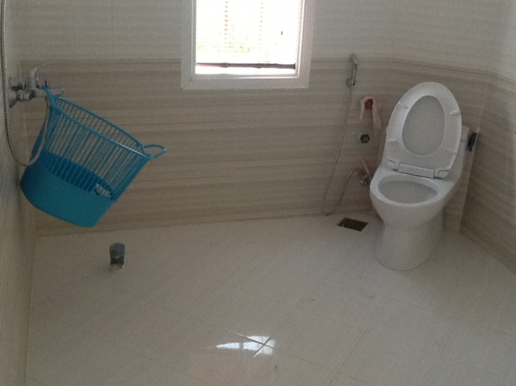 Giúp em gạch nền toilet