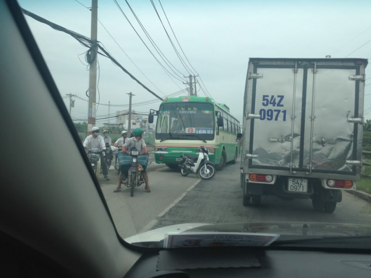 Thanh niên cầm cục đá xanh oai ghê.