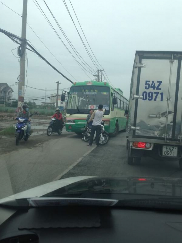 Thanh niên cầm cục đá xanh oai ghê.