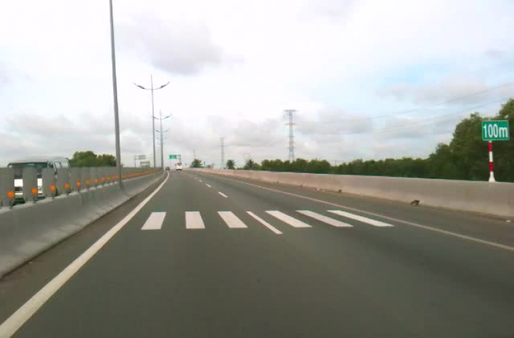 Khoảng cách an toàn 100m trên cao tốc SG-TL Khoảng cách an toàn 100m trên cao tốc SG-TL