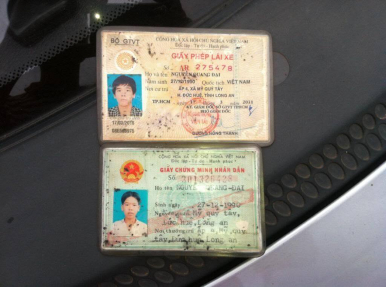 Các bác giúp em với, nó phang em roi chốn luôn