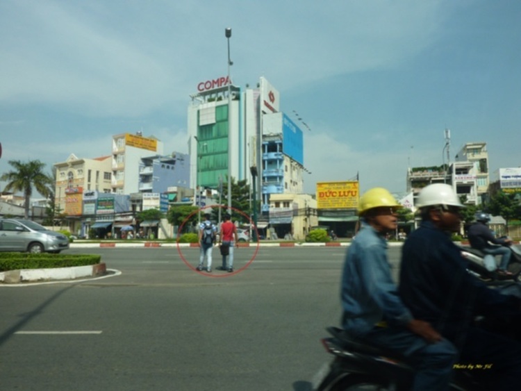 Cảnh báo  - Người băng ngang trên đường Điện Biên Phủ