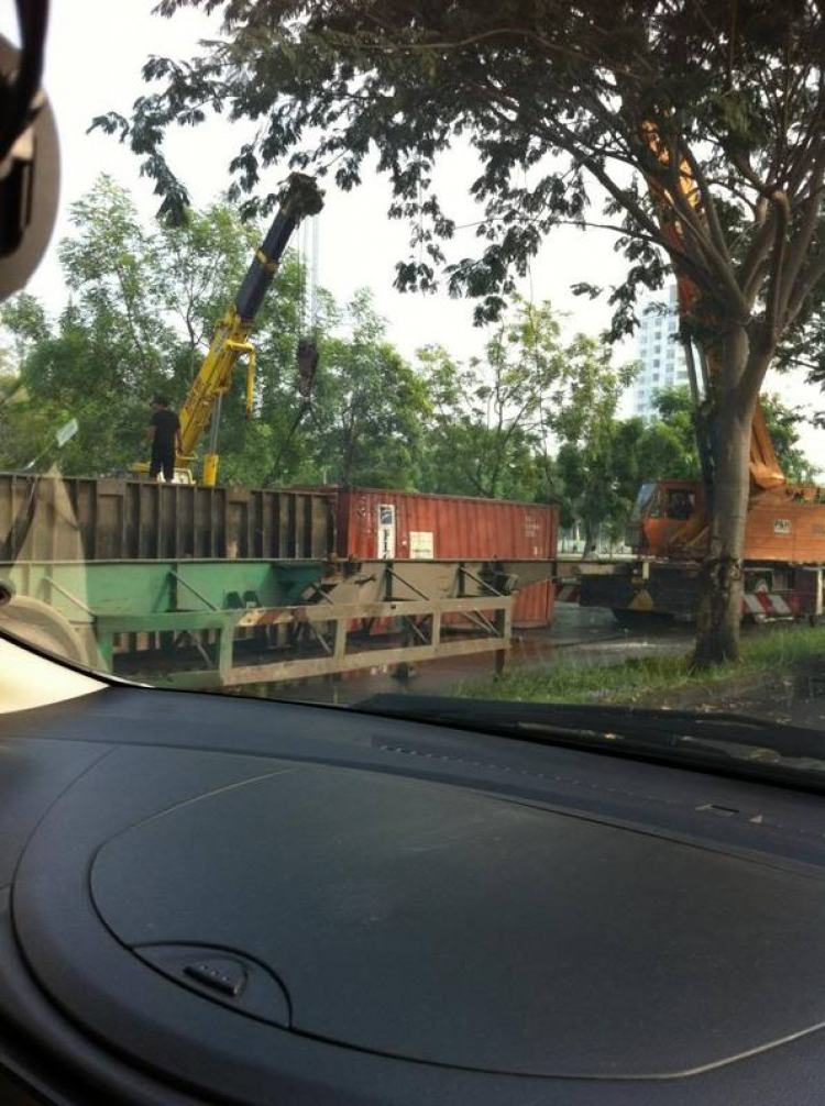 Xe con 40 feet lật ngang trên đường Nguyễn Văn Linh