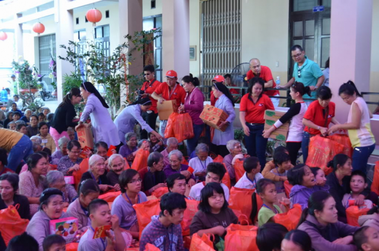 HÌnh ảnh chương trình từ thiện và đón năm mới 2014 tại Lagi HÌnh ảnh chương trình từ thiện và đón năm mới 2014 tại Lagi
