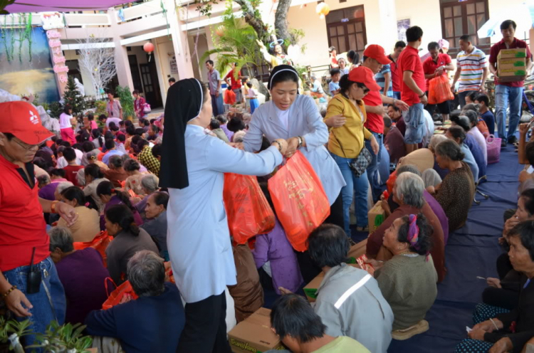 HÌnh ảnh chương trình từ thiện và đón năm mới 2014 tại Lagi HÌnh ảnh chương trình từ thiện và đón năm mới 2014 tại Lagi