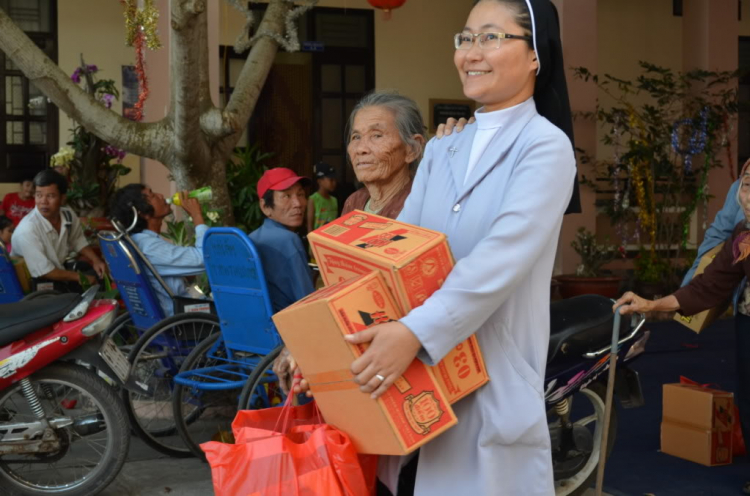 HÌnh ảnh chương trình từ thiện và đón năm mới 2014 tại Lagi HÌnh ảnh chương trình từ thiện và đón năm mới 2014 tại Lagi