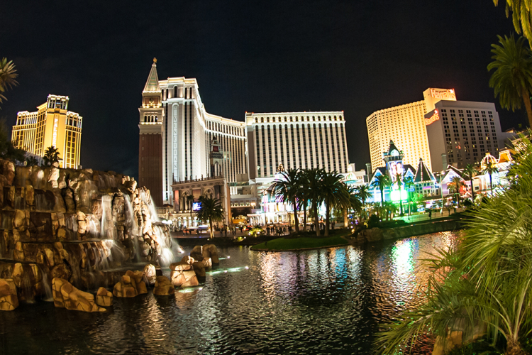 Hình ảnh con phố Las Vegas Boulevard trang hoàng trước Noel