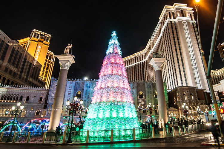 Hình ảnh con phố Las Vegas Boulevard trang hoàng trước Noel