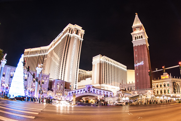 Hình ảnh con phố Las Vegas Boulevard trang hoàng trước Noel