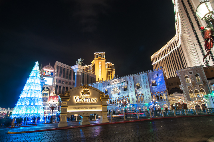 Hình ảnh con phố Las Vegas Boulevard trang hoàng trước Noel