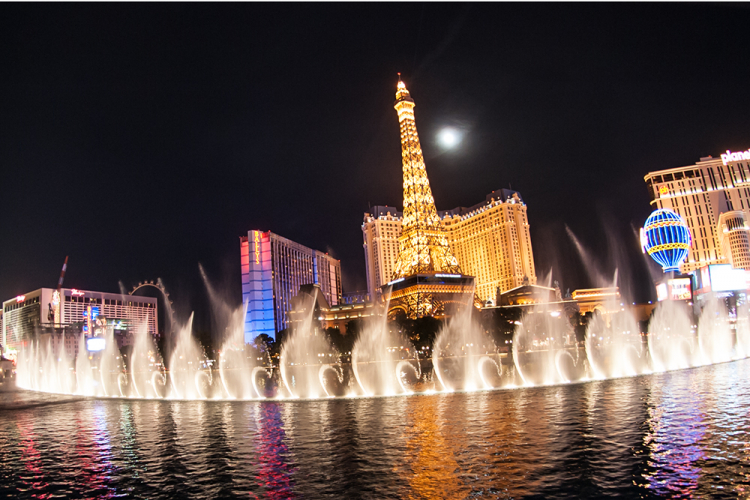 Hình ảnh con phố Las Vegas Boulevard trang hoàng trước Noel