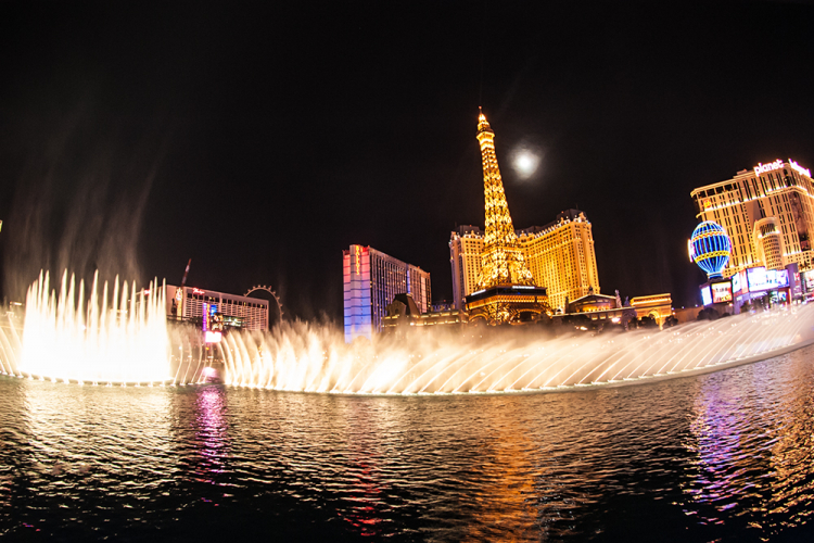 Hình ảnh con phố Las Vegas Boulevard trang hoàng trước Noel