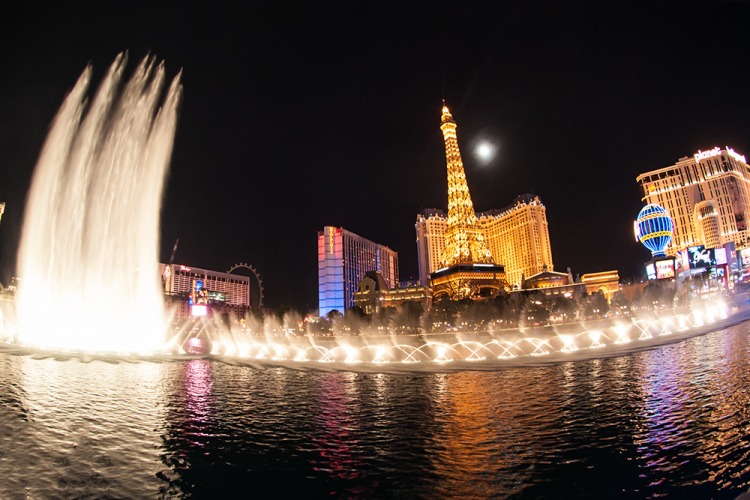 Hình ảnh con phố Las Vegas Boulevard trang hoàng trước Noel