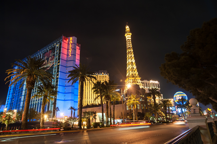 Hình ảnh con phố Las Vegas Boulevard trang hoàng trước Noel