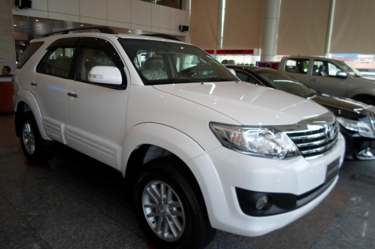 TOYOTA FORTUNER MÀU TRẮNG CÁC BÁC THẤY SAO Ạ !