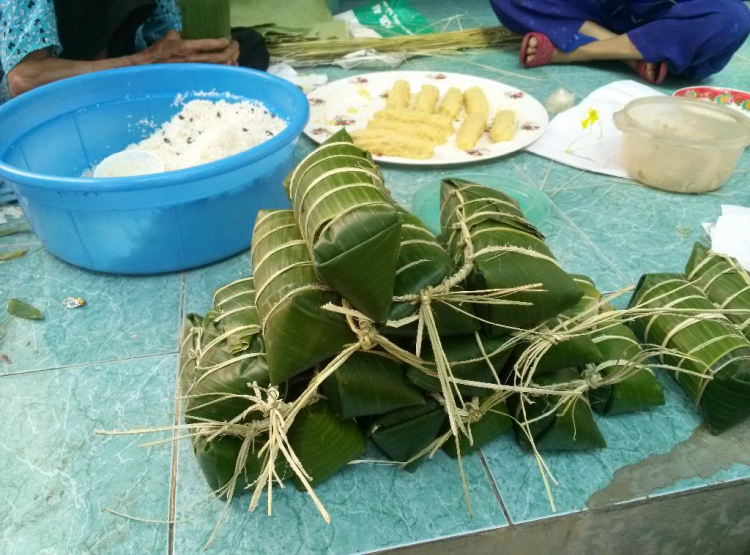 Khoe hàng bánh chưng tự gói