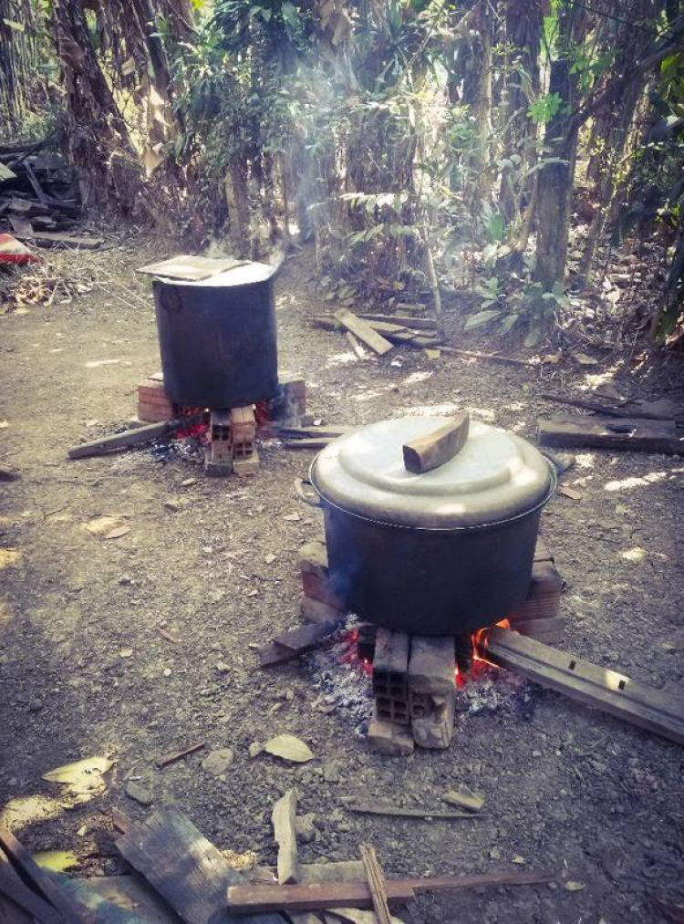 Khoe hàng bánh chưng tự gói