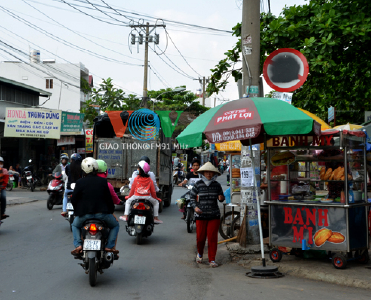 Biển cấm ôtô trên  đường Bình Chiểu hướng về ngã tư Gò Dưa