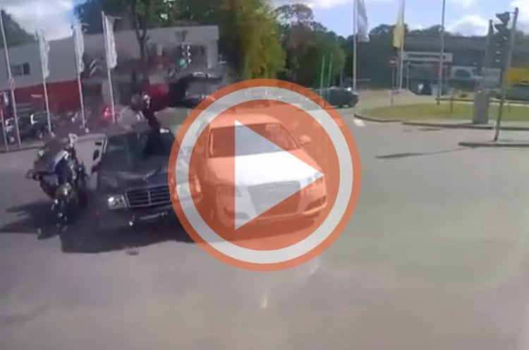 [Video] Mô tô tông thẳng Mercedes và Audi