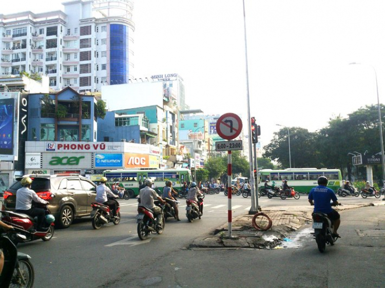 Ngã tư NTMK-CMT8 quẹo trái vô tư bất kể biển cấm Ngã tư NTMK-CMT8 quẹo trái vô tư bất kể biển cấm