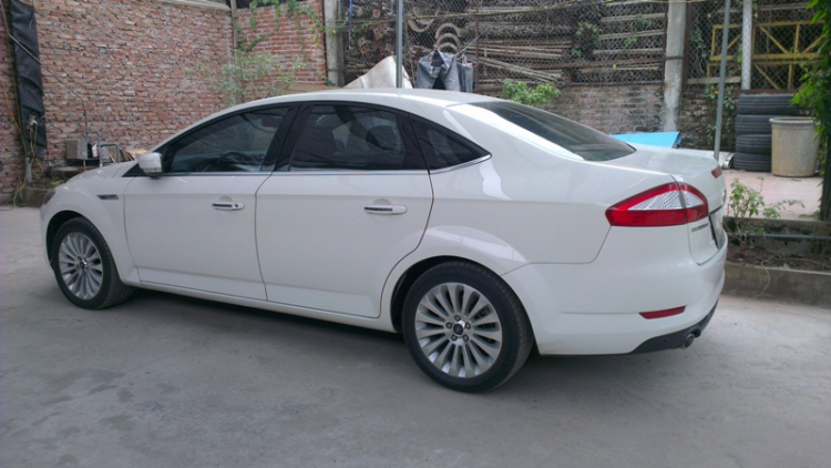 Ford Mondeo màu trắng