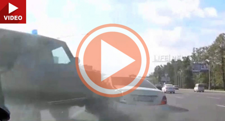 [Video] 4 chiếc Mercedes tông nhau tại Nga