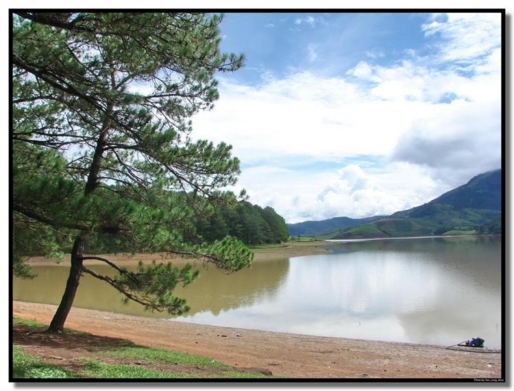 Du ngoạn trên biển bằng xuồng phao bơm hơi. Du ngoạn trên biển bằng xuồng phao bơm hơi.