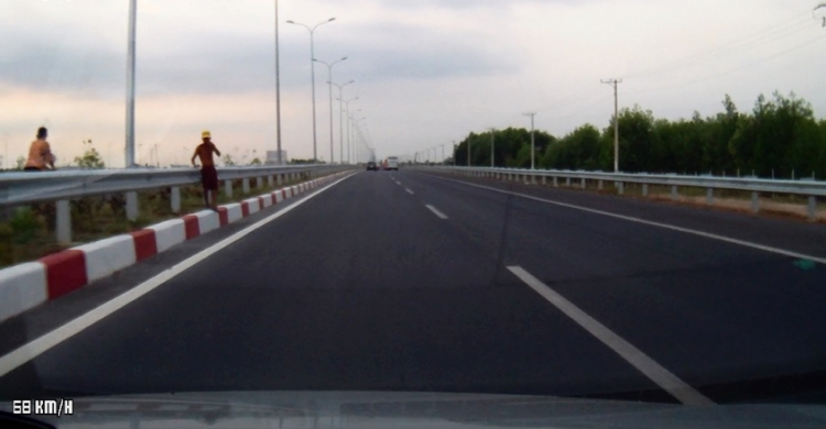 "Núp lùm" Cao tốc LT-DG (Hình Ảnh)