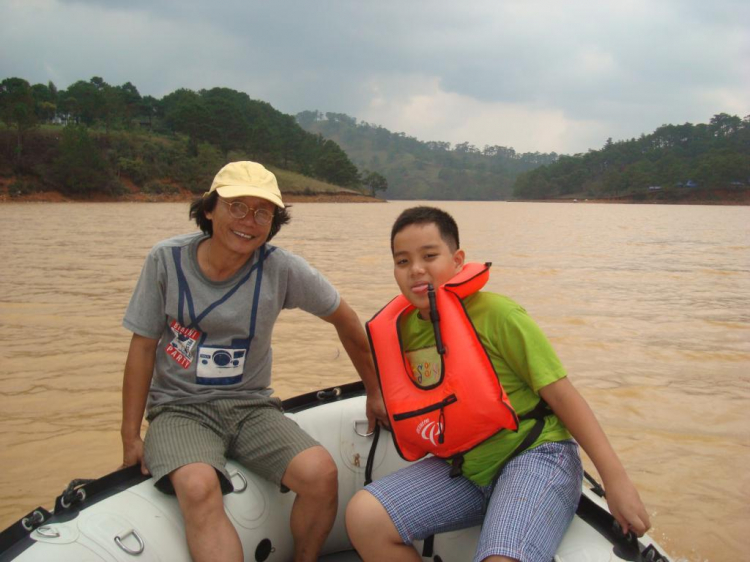 Du ngoạn trên biển bằng xuồng phao bơm hơi. Du ngoạn trên biển bằng xuồng phao bơm hơi.
