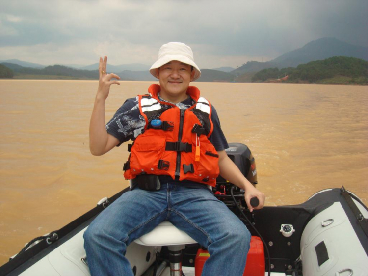 Du ngoạn trên biển bằng xuồng phao bơm hơi. Du ngoạn trên biển bằng xuồng phao bơm hơi.