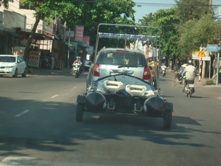 Du ngoạn trên biển bằng xuồng phao bơm hơi.