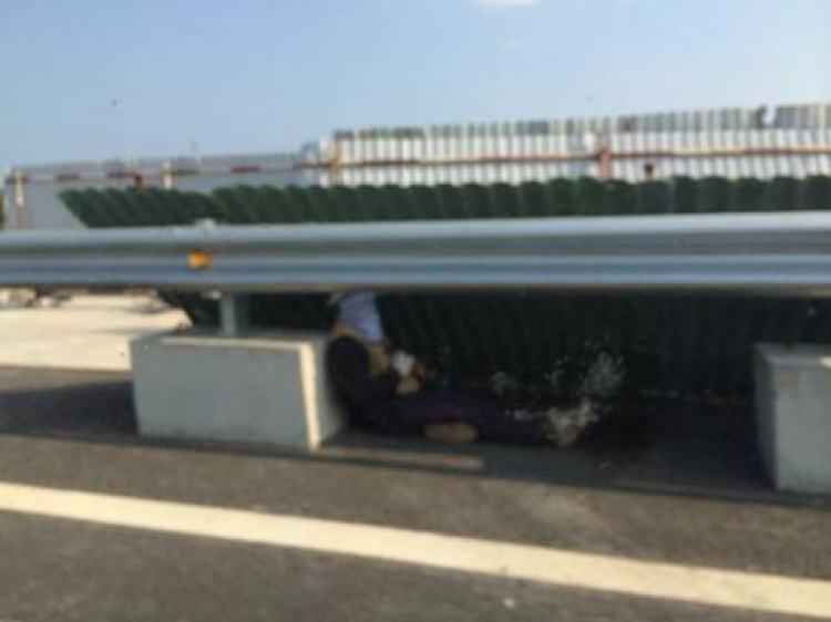 Anh hùng núp bắn súng trên cao tốc Long Thành-Dầu Dây.