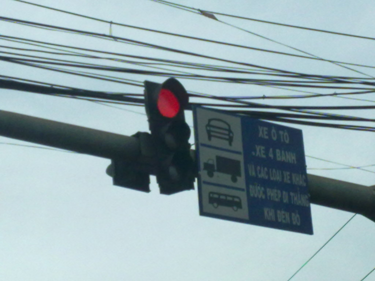 Ủa thớt hướng đi thẳng đèn đỏ , mà 4B 2B vẫn được phép đi thẳng đâu rồi ta?